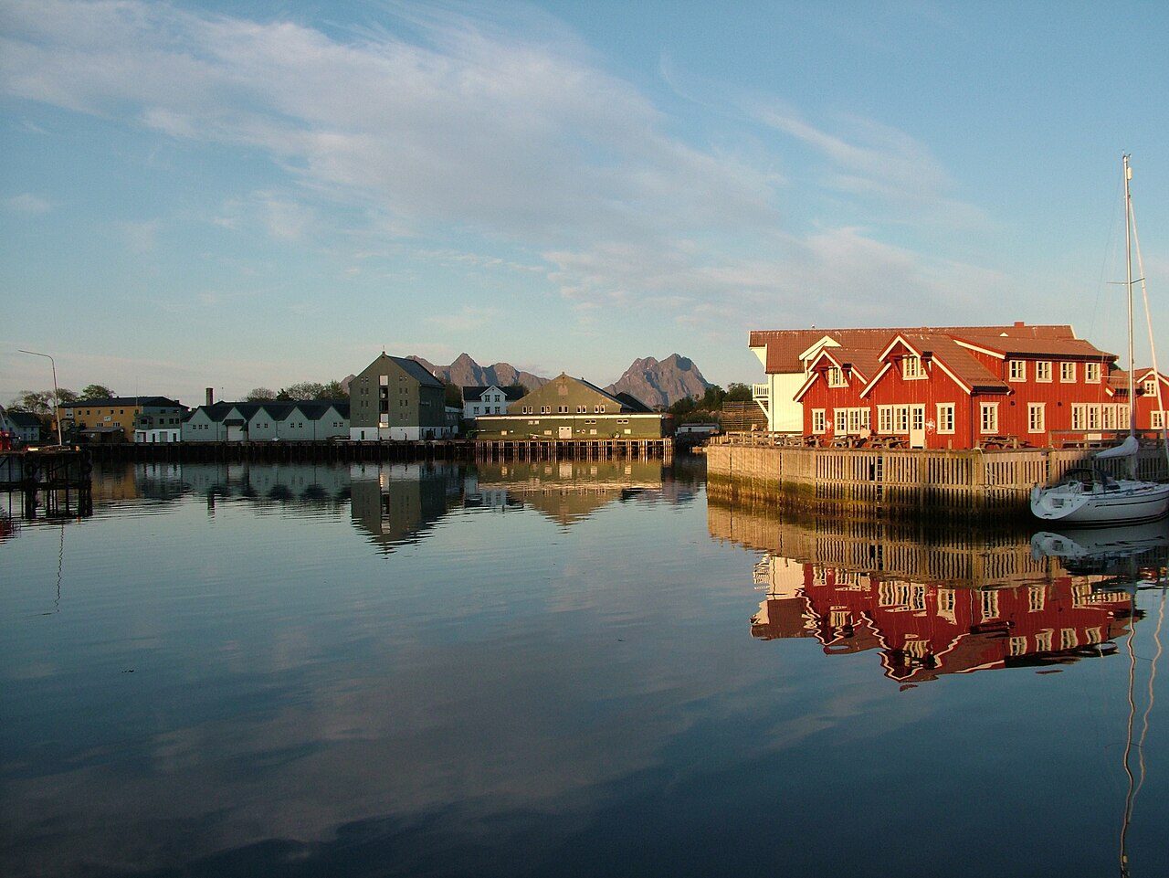 Vista del puerto de Svolvaer, punto de partida para descubrir qué ver en las islas Lofoten