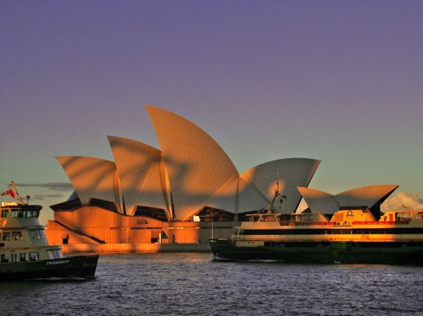 Vistas de la bahía en una visita guiada en Sidney, con la Ópera y el Harbour Bridge al fondo.