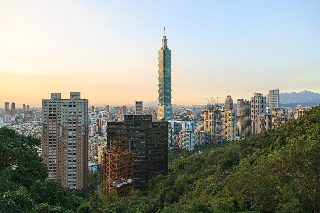 Atardecer sobre el Taipei 101, uno de los grandes protagonistas de los tours y visitas guiadas en Taipei