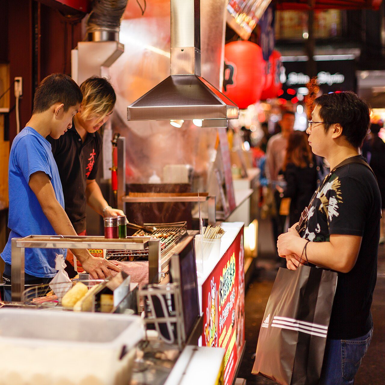 Puestos de comida en un mercado nocturno, el mejor plan gastronómico que ver en Taipei