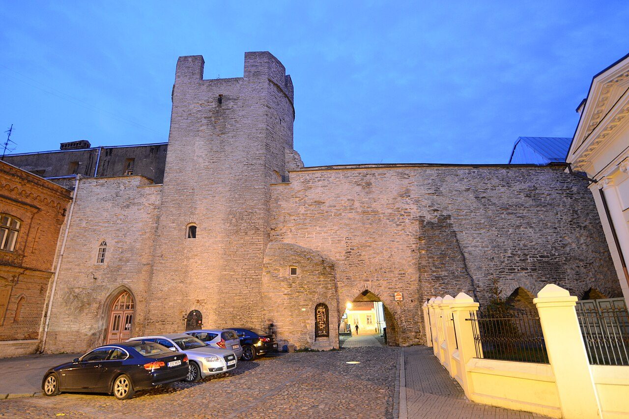 Free tour en Tallin recorriendo las murallas y torres del casco medieval.