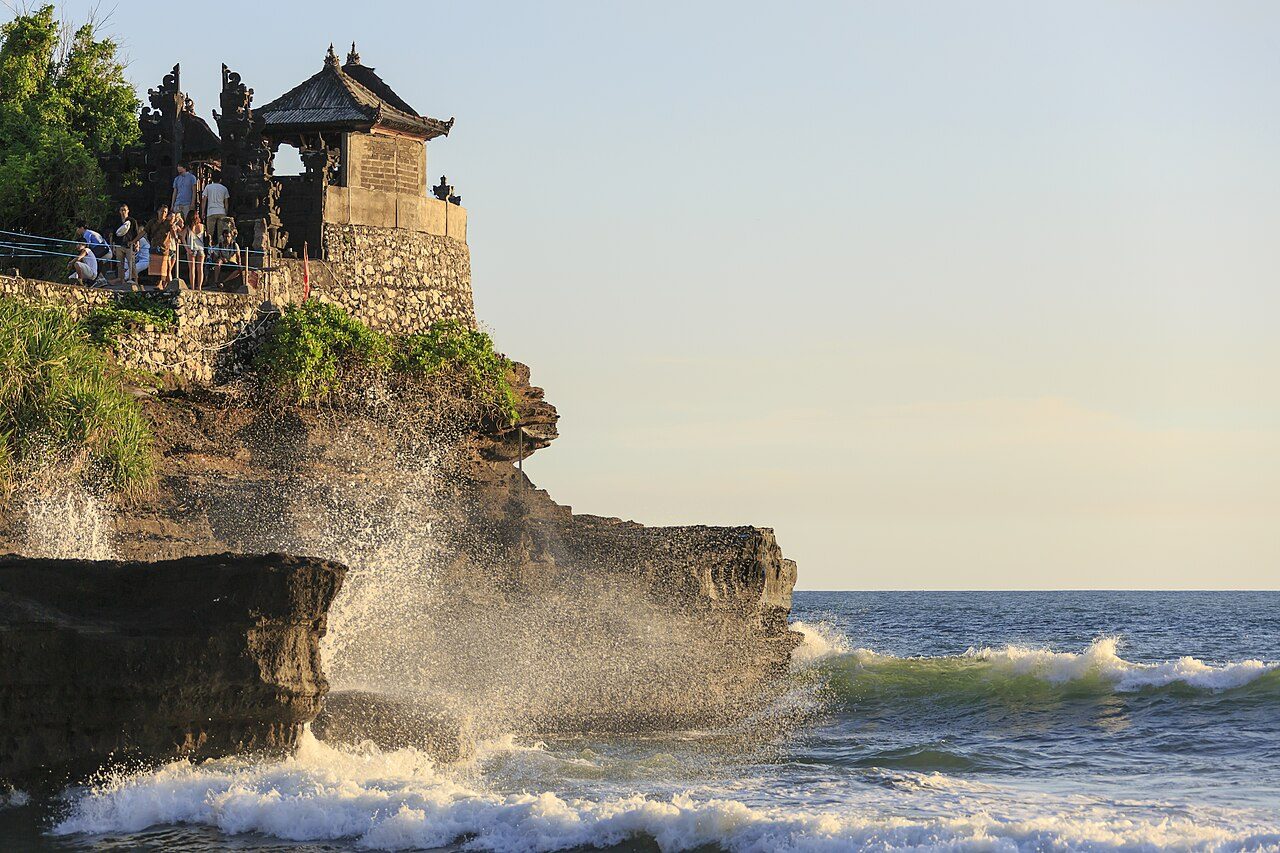 Templo de Tanah Lot, una parada clásica de los tours y visitas guiadas en Bali.
