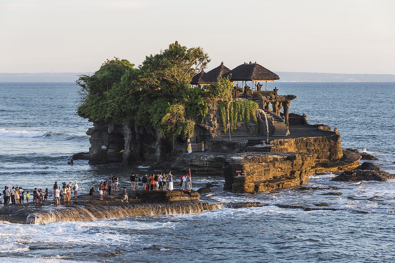 Tanah Lot al atardecer, una de las excursiones más populares cerca de Ubud