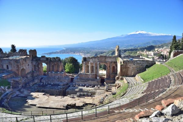 Excursiones de un día en Messina: el Teatro Antiguo de Taormina con el Etna al fondo.