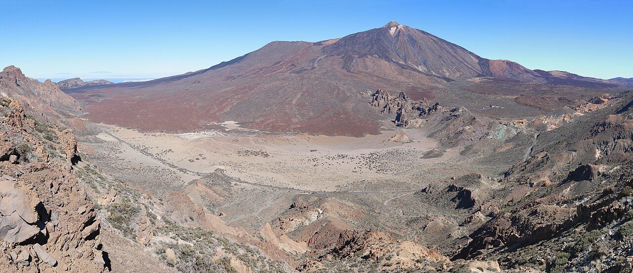 Los Roques de García con el Teide al fondo, la vista más icónica de Tenerife