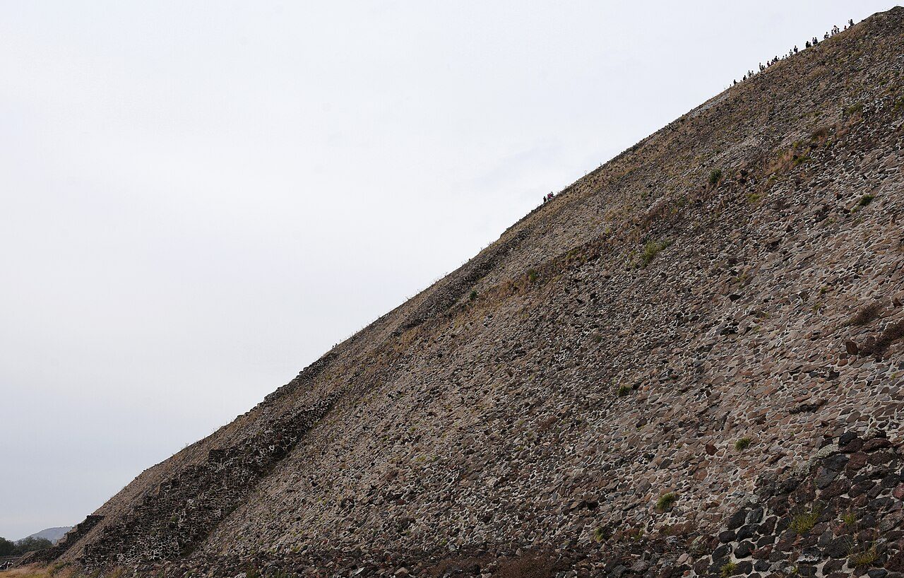 Visitas guiadas en Teotihuacan: subir a la Pirámide del Sol con explicación del guía.