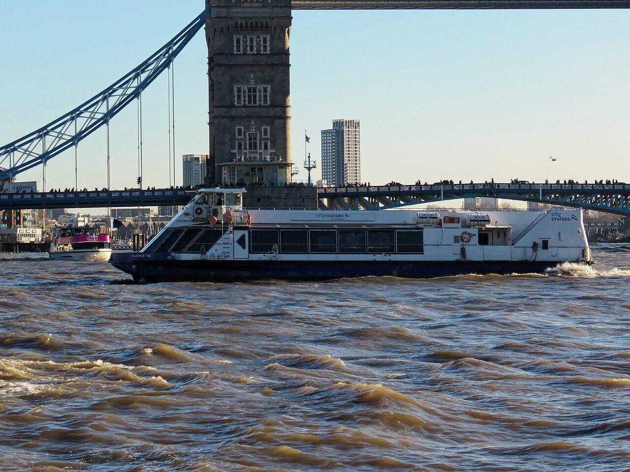 Crucero por el Támesis en Londres pasando junto al Tower Bridge al anochecer.