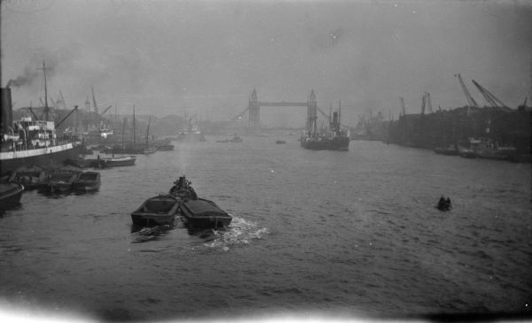 Crucero por el Támesis en Londres pasando junto al Tower Bridge al anochecer.