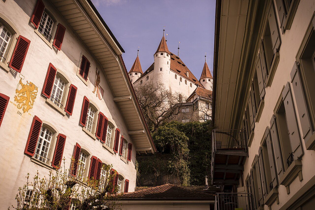 Vistas del casco antiguo y el castillo, uno de los grandes atractivos de qué ver en Thun