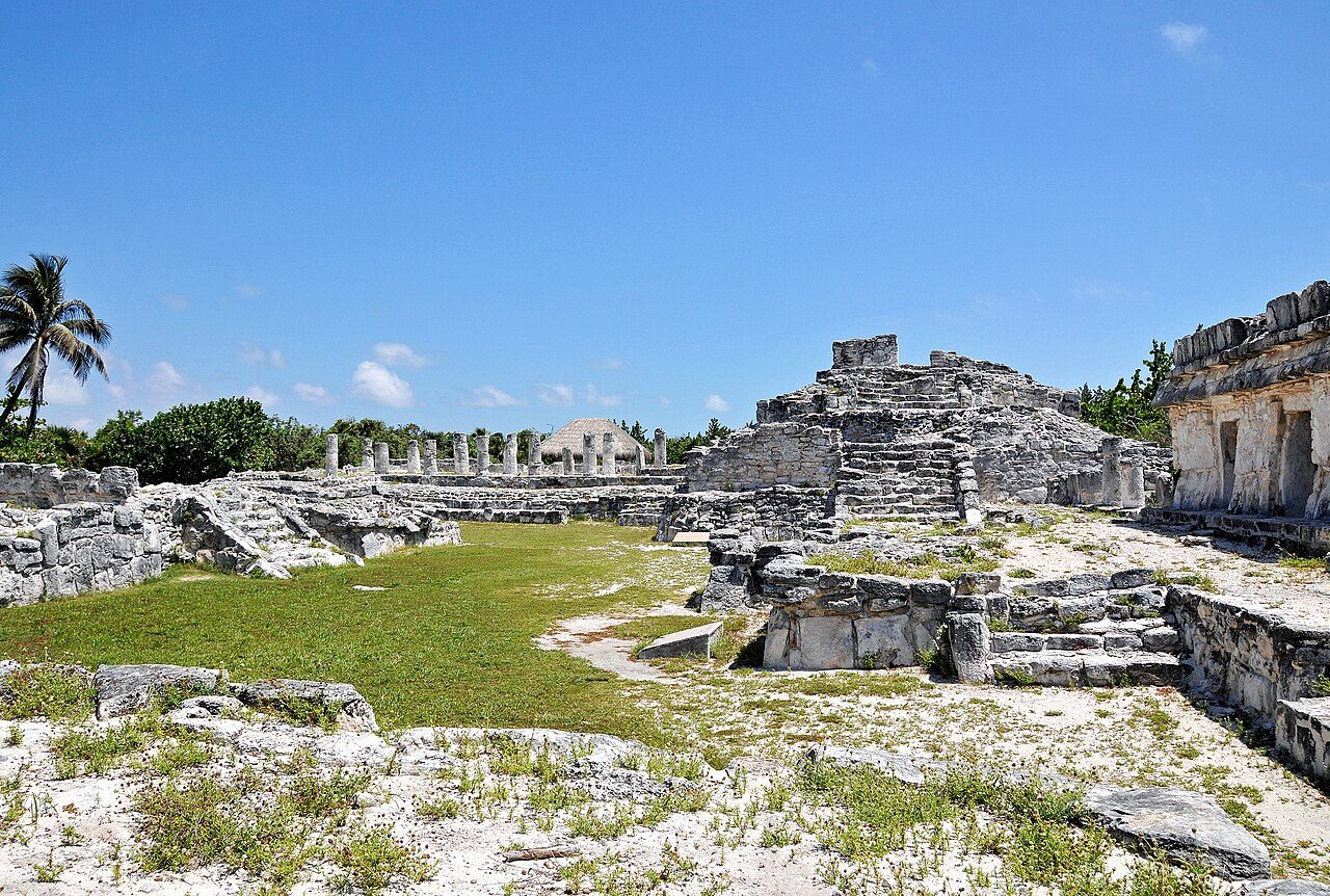 Excursiones de un día en Flores: los templos de Tikal emergiendo sobre la selva del Petén.
