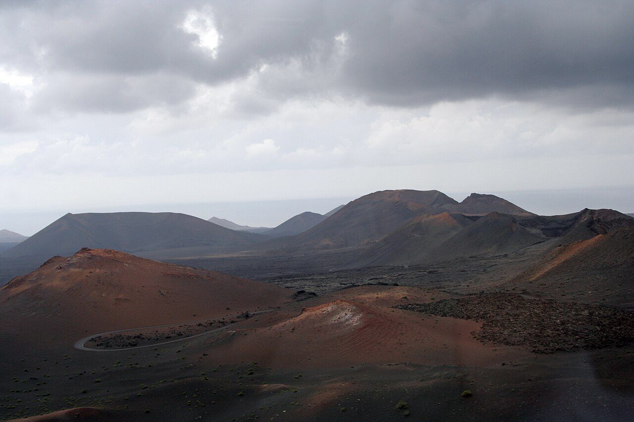 Paisaje volcánico del Timanfaya, una de las excursiones de un día en Lanzarote más populares