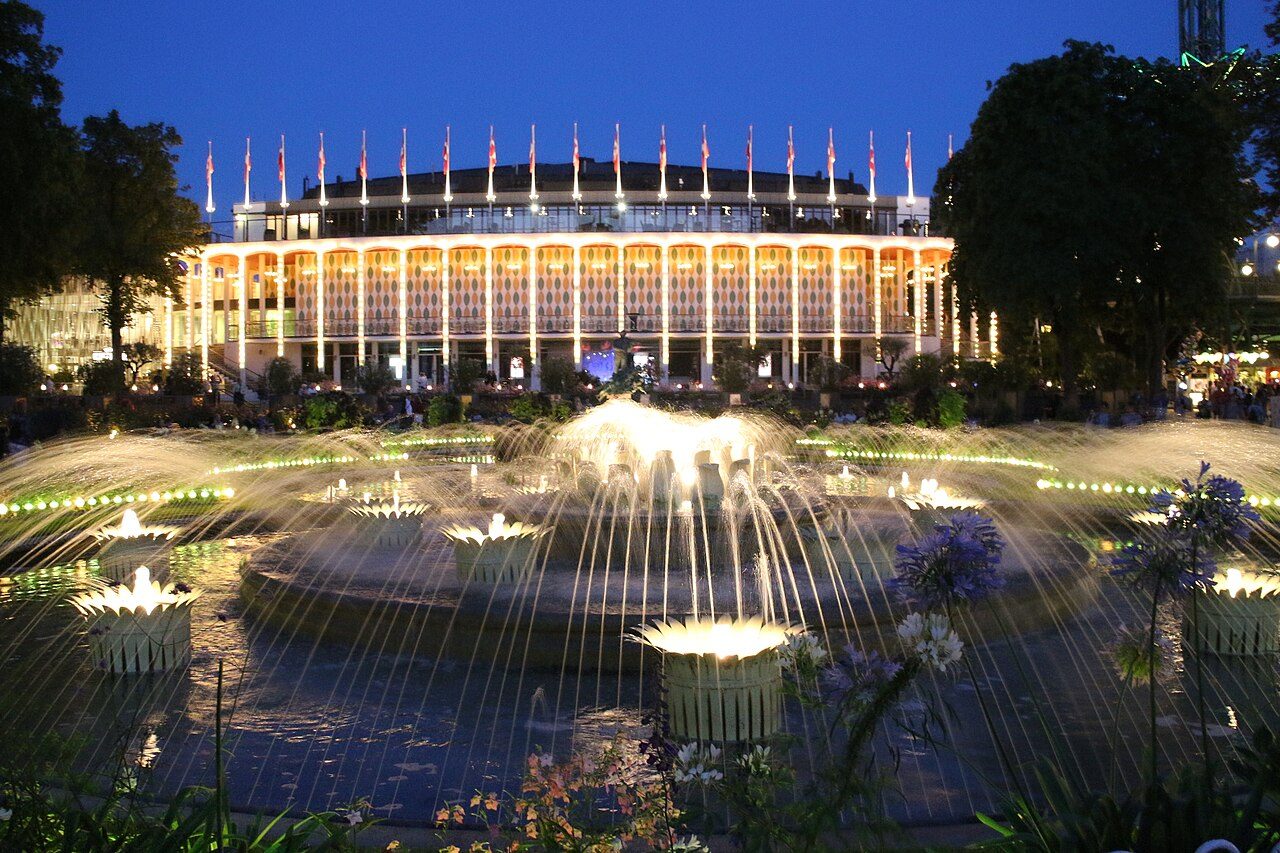 Entradas y museos en Copenhague: los Jardines de Tivoli iluminados al anochecer.