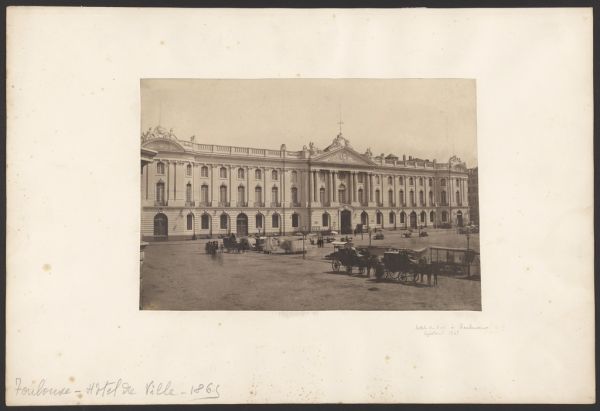 Los tours y visitas guiadas en Toulouse arrancan a menudo en la Place du Capitole.