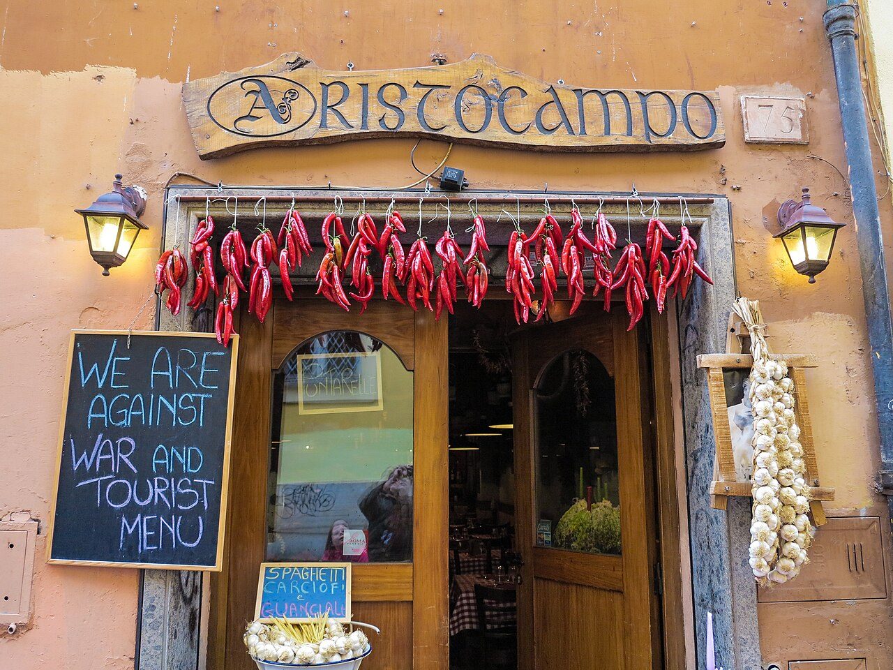 Un tour de gastronomía en Roma por las callejuelas de Trastevere.