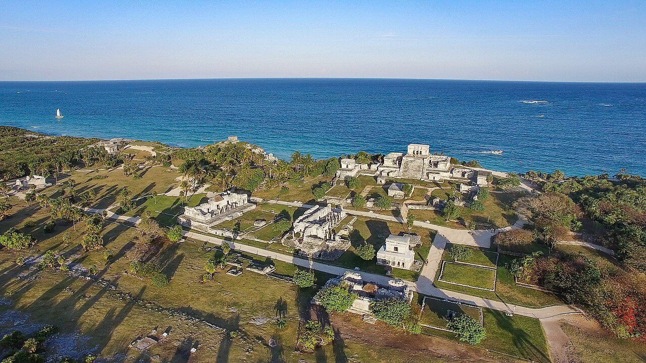 Ruinas mayas frente al mar en una visita guiada en Tulum.