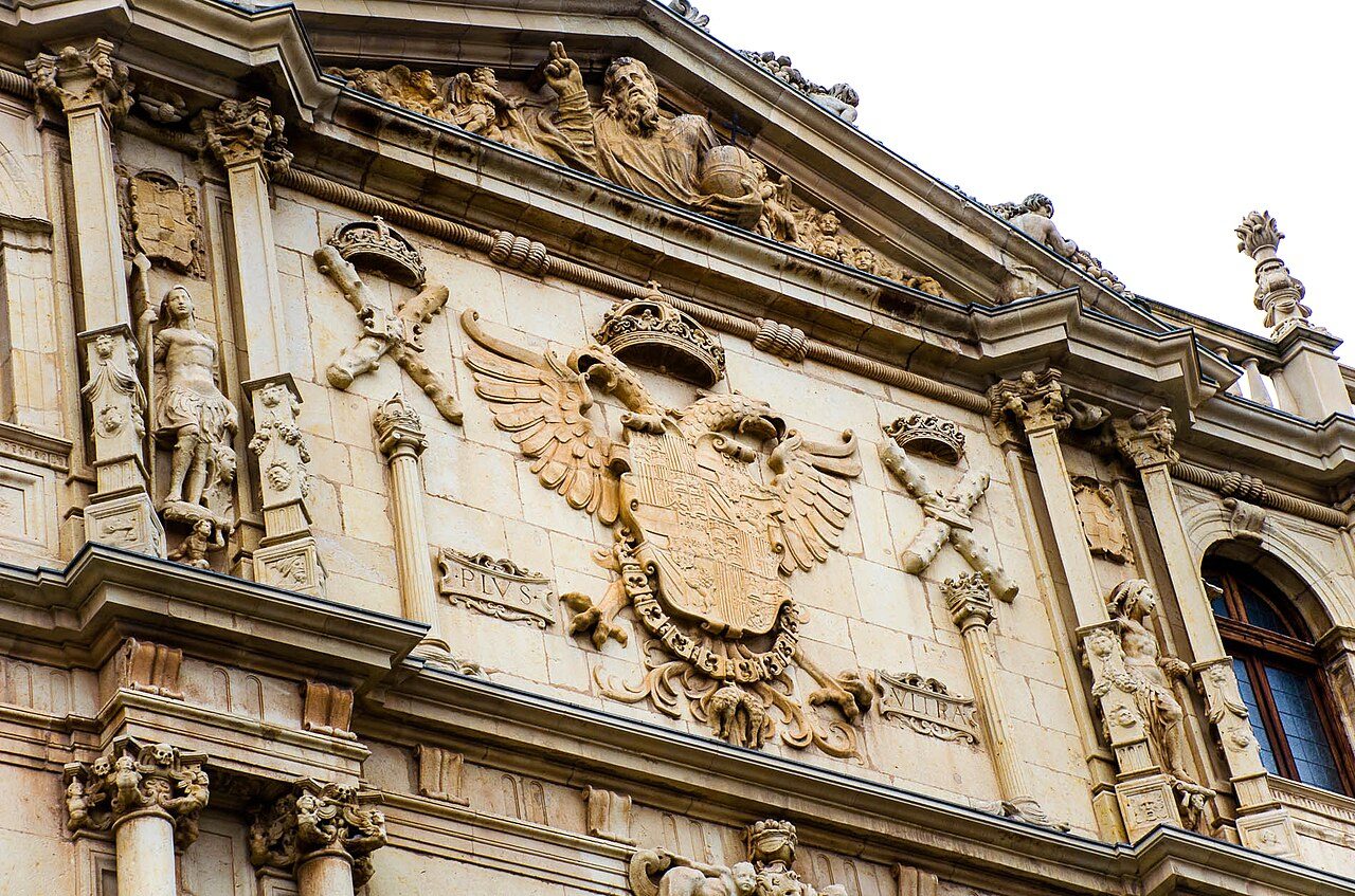 Fachada plateresca de la Universidad en una visita guiada por Alcalá de Henares.