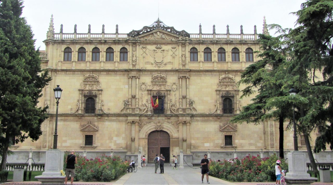 Fachada plateresca de la Universidad en una visita guiada por Alcalá de Henares.