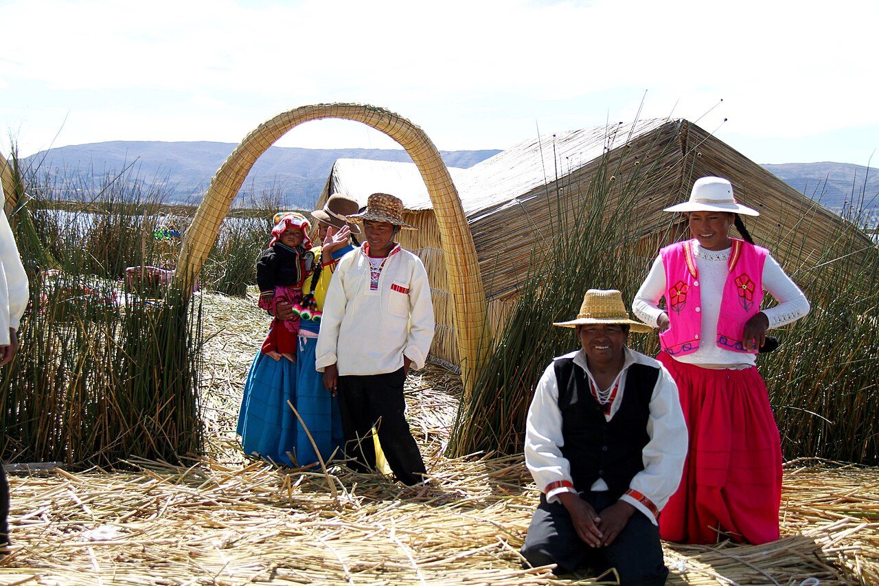 Tours y visitas guiadas en Puno: navegación por las islas flotantes de los Uros