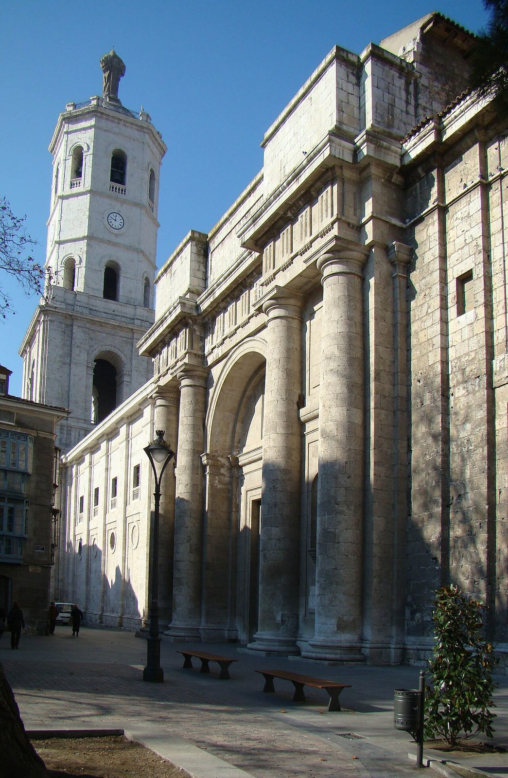 Entradas y museos en Valladolid: subida a la torre de la catedral con vistas del centro histórico