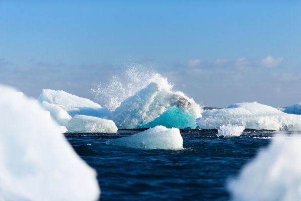 El azul intenso de una cueva de hielo en el glaciar Vatnajökull, cerca de Jökulsárlón