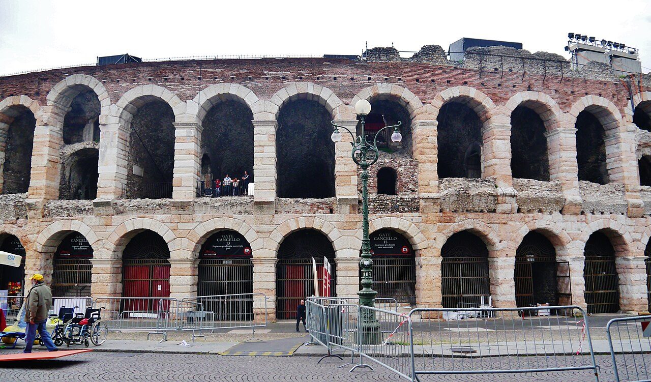 Tours y visitas guiadas en Verona: la Arena romana, protagonista del casco histórico.