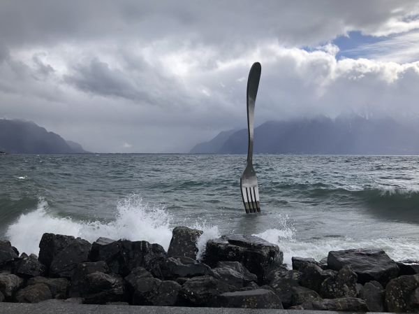 La escultura del tenedor en Vevey, una escapada fácil desde Montreux