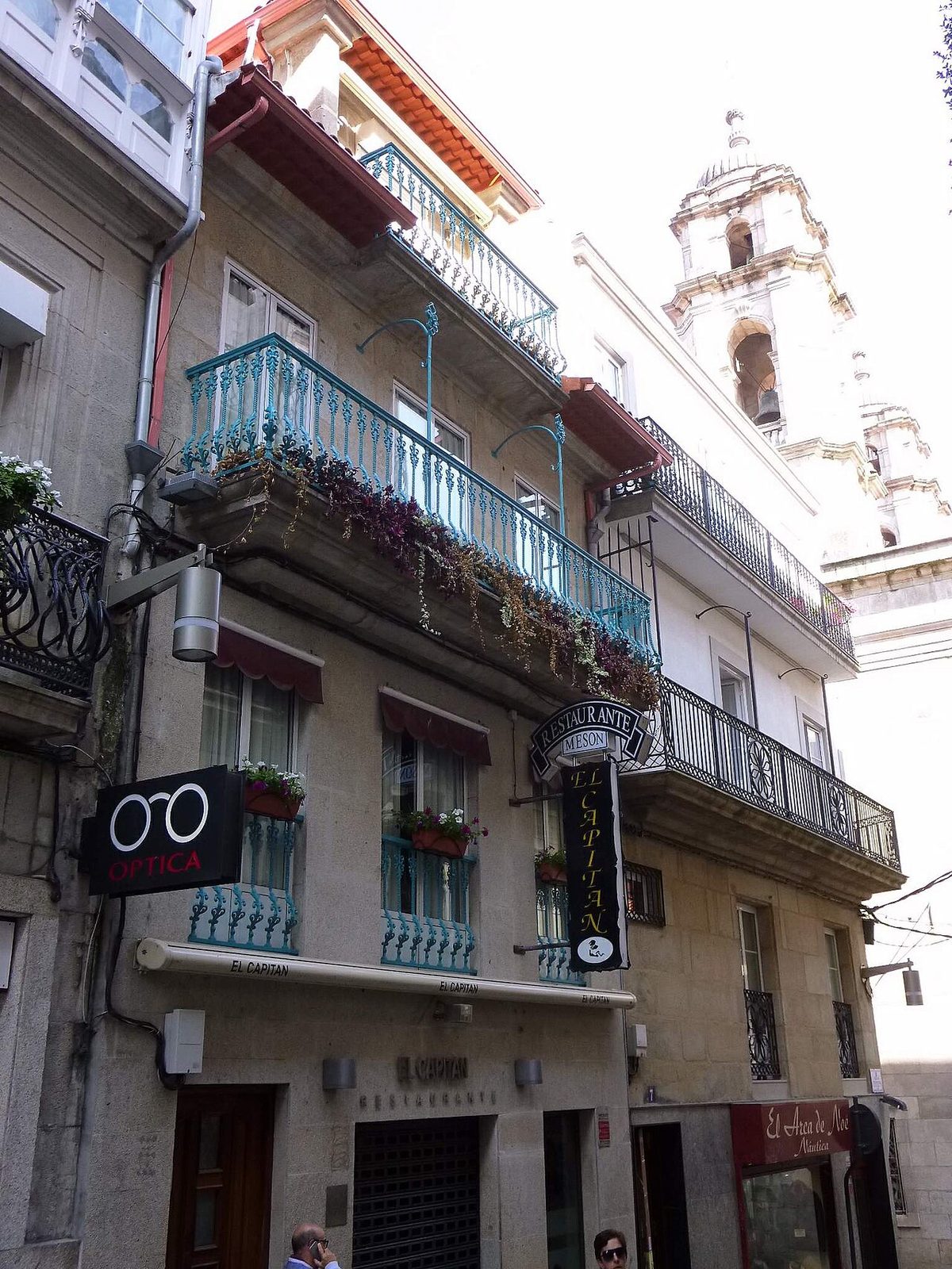 Calles empedradas del Casco Vello, escenario habitual de los free tours en Vigo.