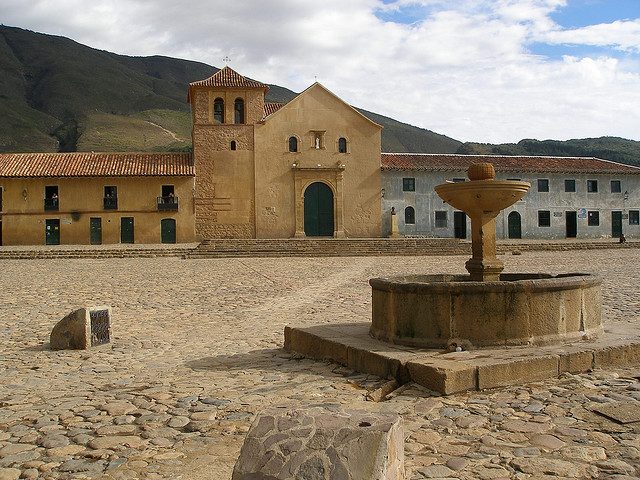 Plaza Mayor empedrada, punto de partida de las visitas guiadas en Villa de Leyva.