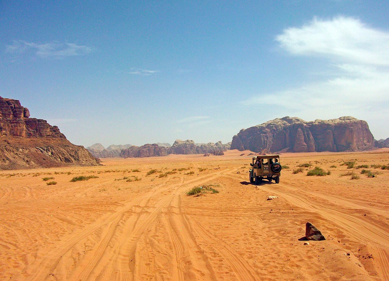 Naturaleza y aventura en Aqaba: recorrido en jeep por el desierto de Wadi Rum