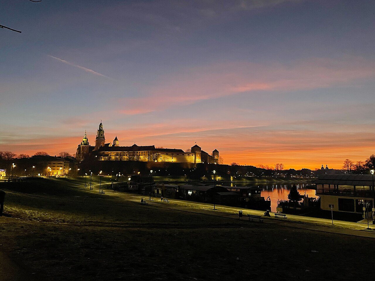 Cruceros y barcos en Cracovia navegando junto al castillo de Wawel por el Vístula.
