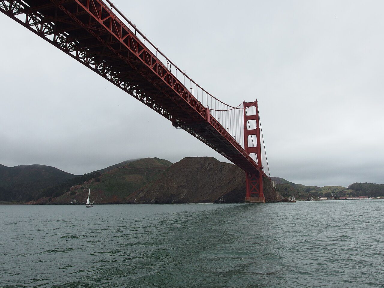 Cruceros y barcos en San Francisco navegando bajo el Golden Gate