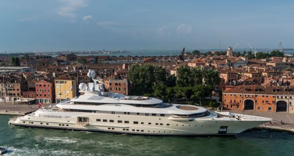 Cruceros y barcos en Venecia navegando por el Gran Canal al atardecer