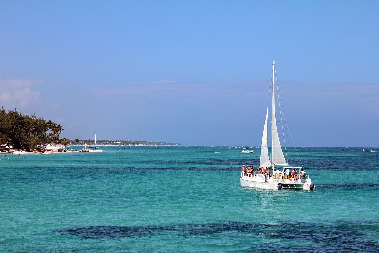 Cruceros y barcos en Punta Cana: catamarán navegando por aguas turquesas del Caribe dominicano