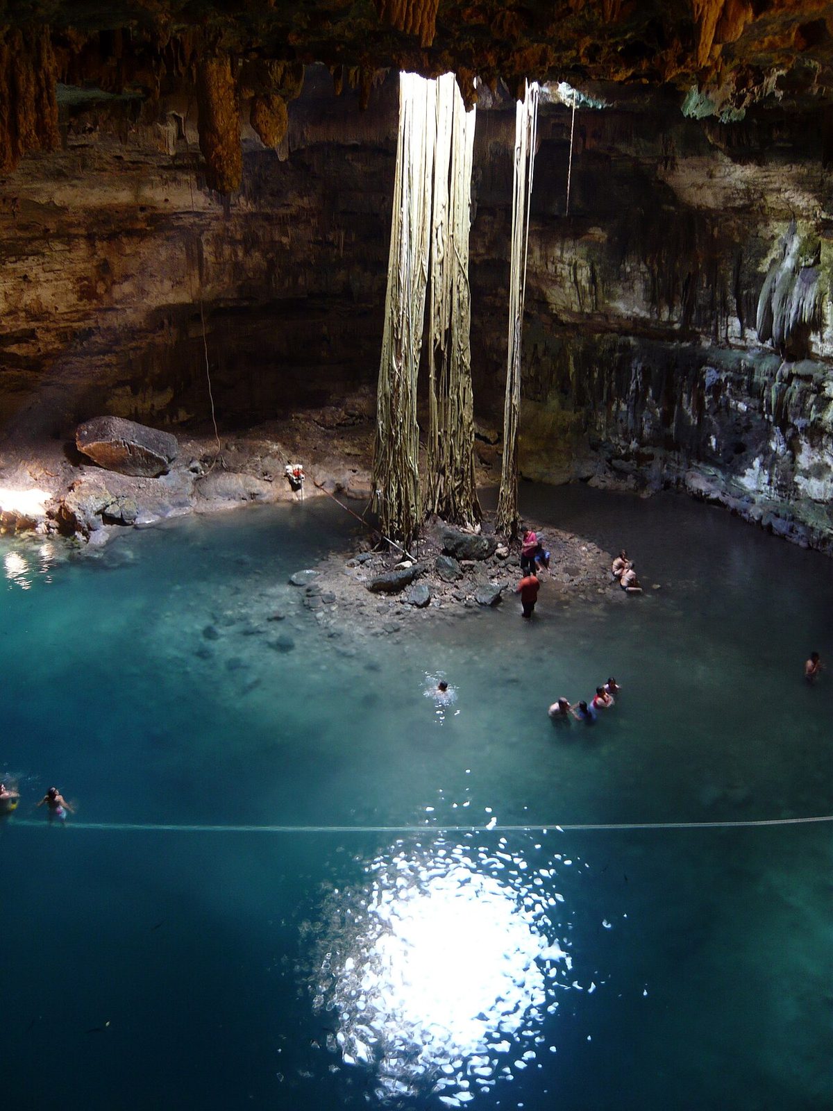 Baño en cenote, uno de los grandes atractivos de los tours y visitas guiadas en Valladolid, México.
