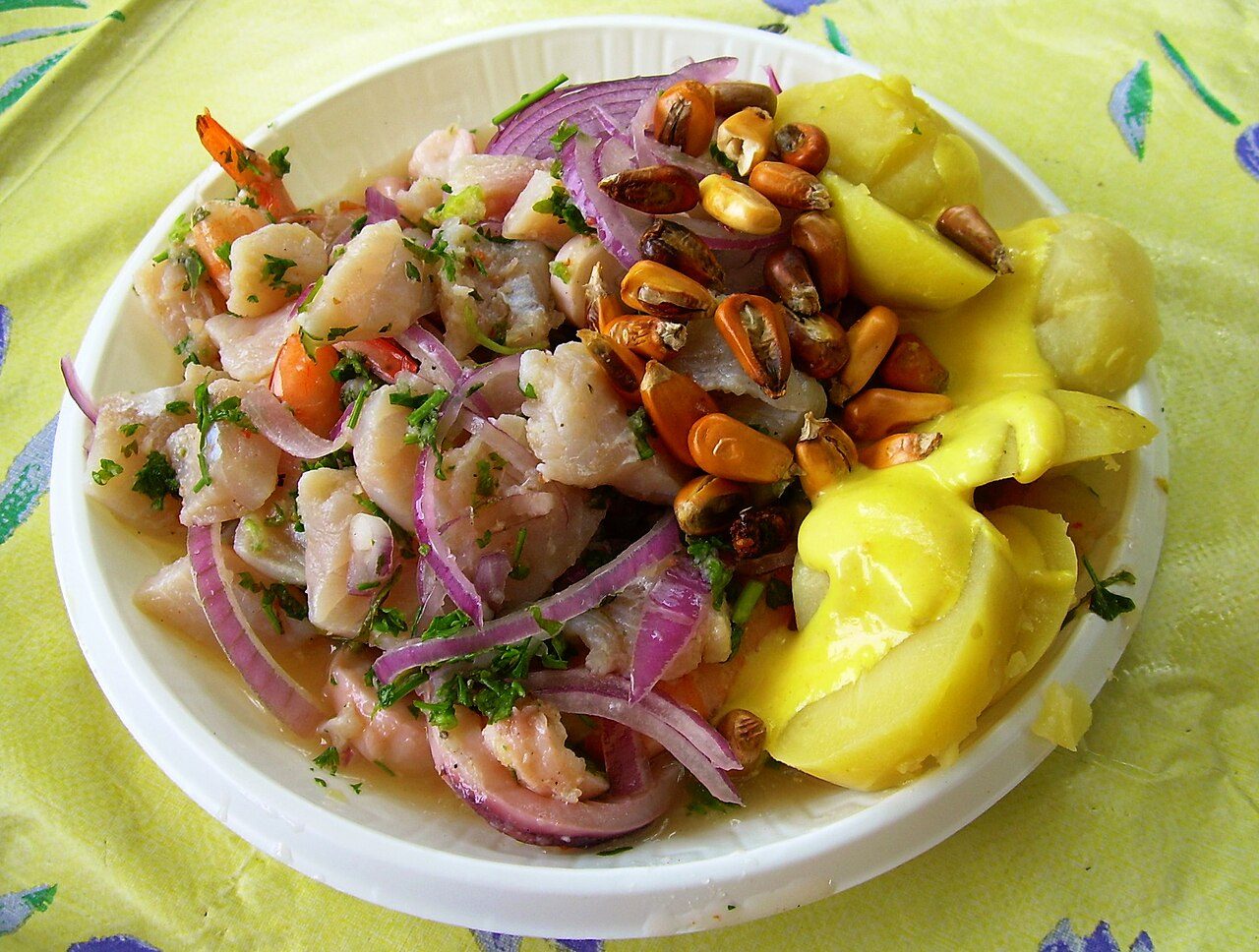 La gastronomía en Lima brilla con platos como el ceviche fresco del Pacífico.