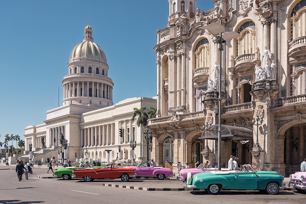 Tours y visitas guiadas en La Habana a bordo de un coche clásico por el Malecón.