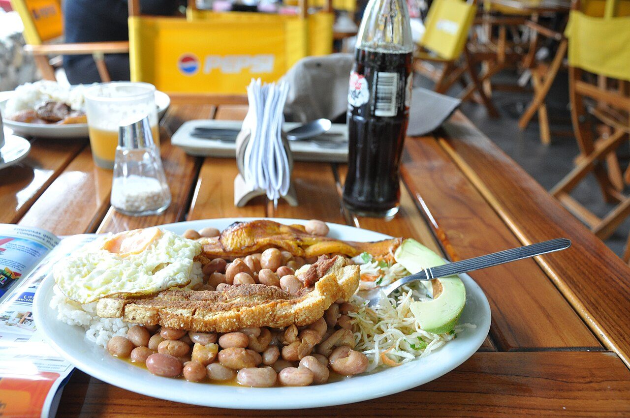 Bandeja paisa, plato estrella de la gastronomía en Medellín.