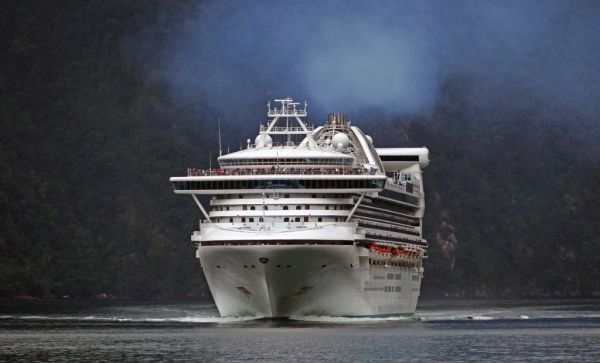Cruceros y barcos en Bergen navegando entre los fiordos noruegos.