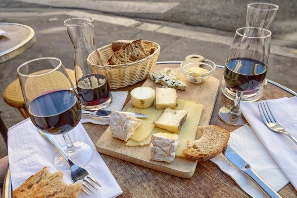 Cata de quesos y vinos, una de las mejores experiencias de gastronomía en París