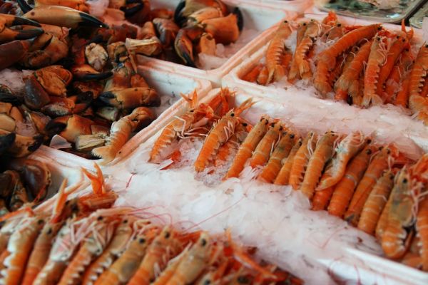 El marisco fresco es la gran razón para comer en El Rompido