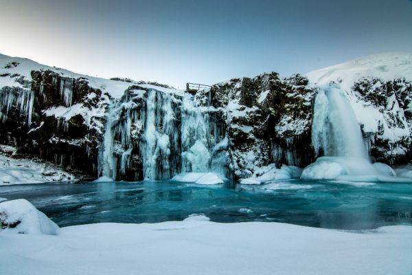 Excursiones de un día en Rovaniemi: las cascadas congeladas de Korouoma en pleno invierno.