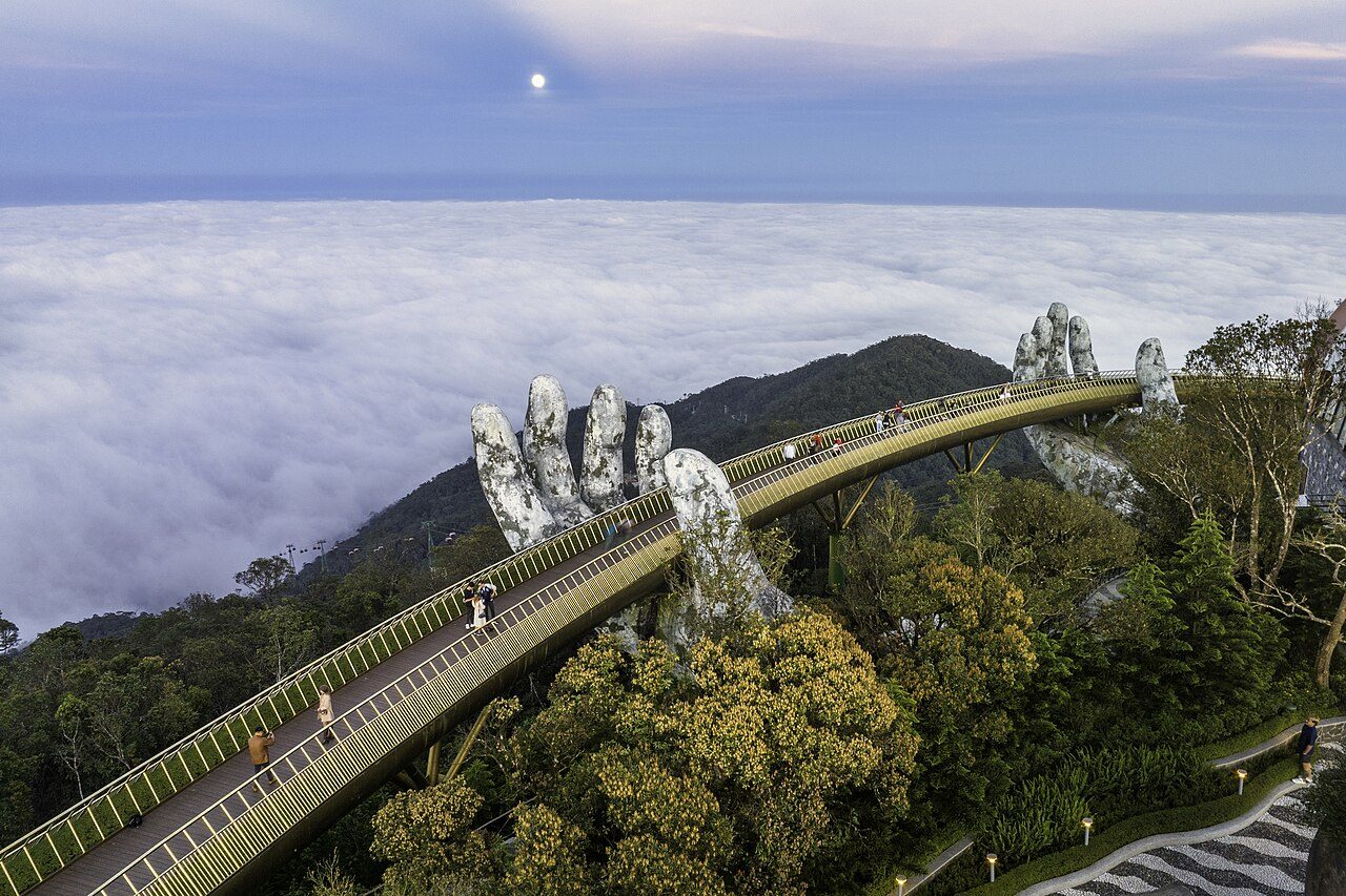 El Puente Dorado, protagonista de muchas excursiones de un día en Da Nang.