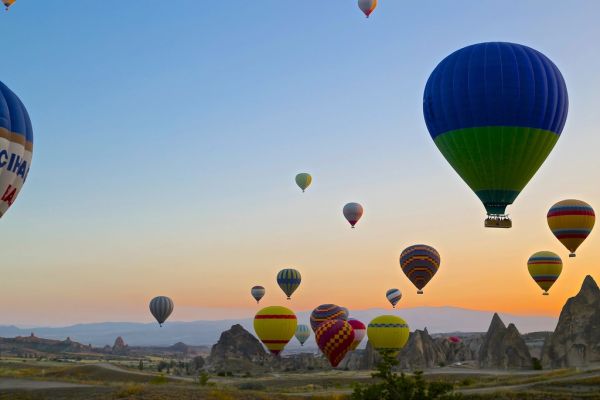 Naturaleza y aventura en Capadocia: globos al amanecer sobre los valles de Göreme