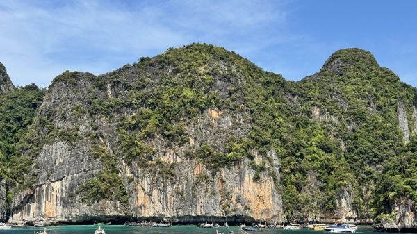 Cruceros y barcos en Krabi entre los acantilados del mar de Andamán