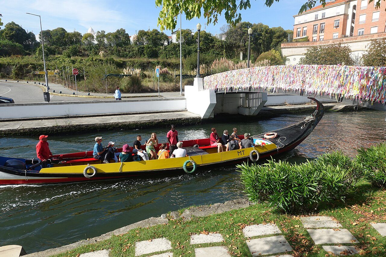 Cruceros y barcos en Aveiro: los coloridos moliceiros navegando por los canales