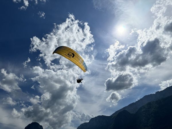 Parapente, una de las mejores experiencias de naturaleza y aventura en Medellín.
