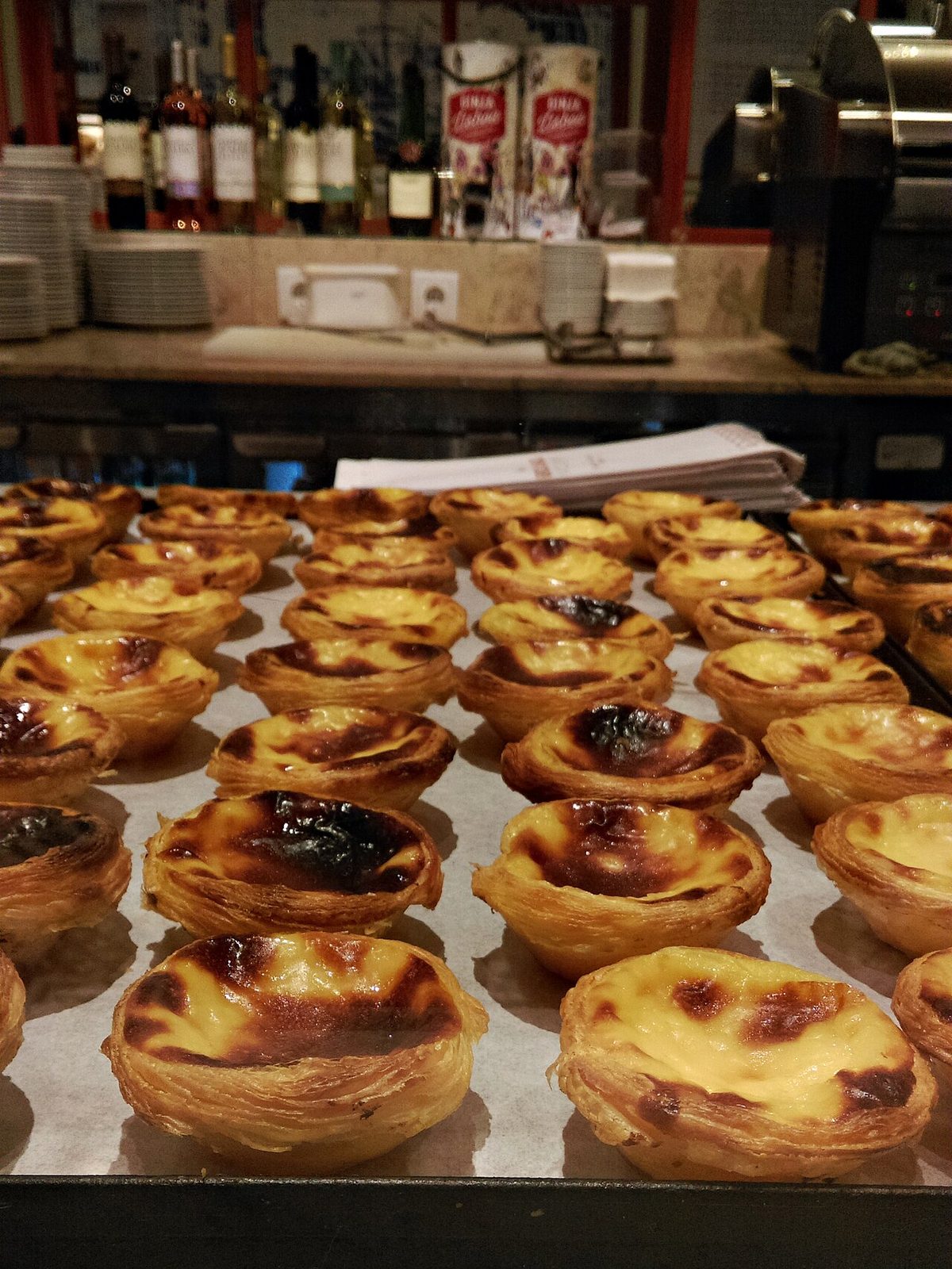 La gastronomía en Lisboa incluye clásicos como los pastéis de nata y el bacalao.