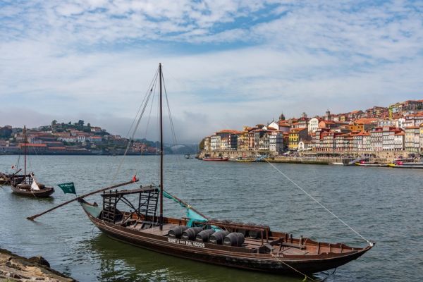 Cruceros y barcos en Oporto navegando el Duero frente a las bodegas de Gaia