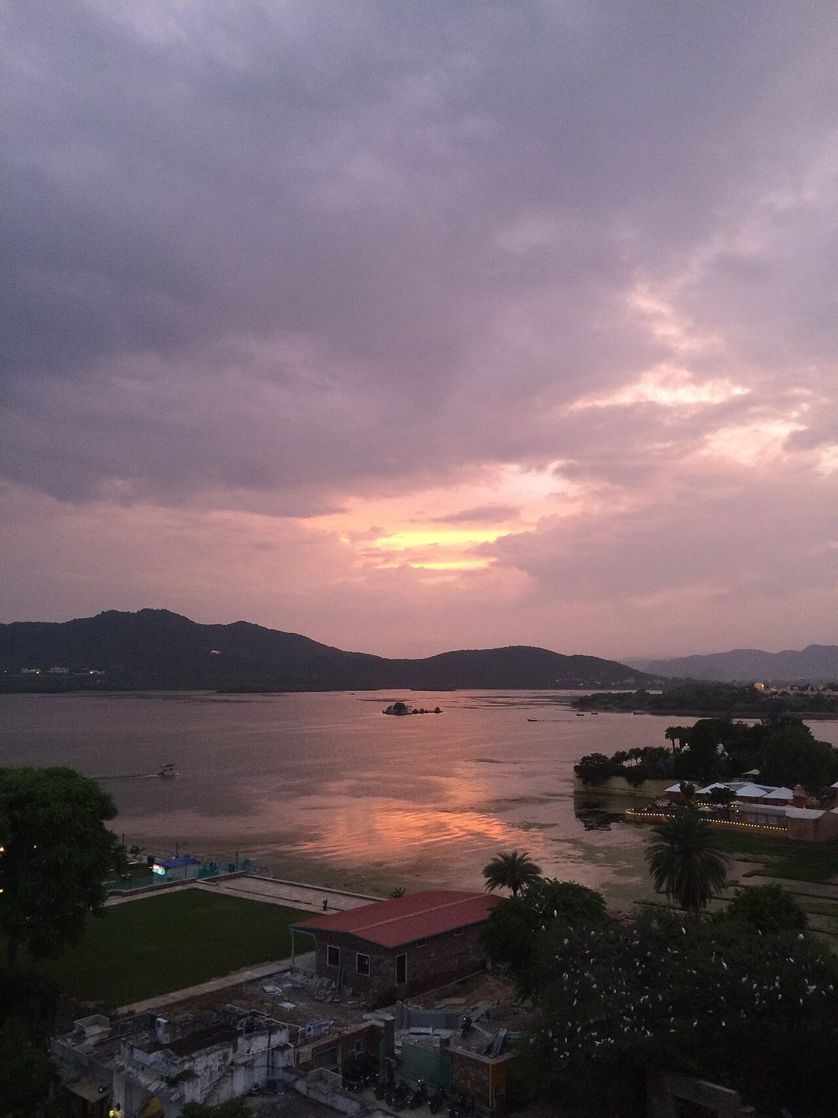 Cenar con vistas al lago Pichola, una de las mejores experiencias en Udaipur