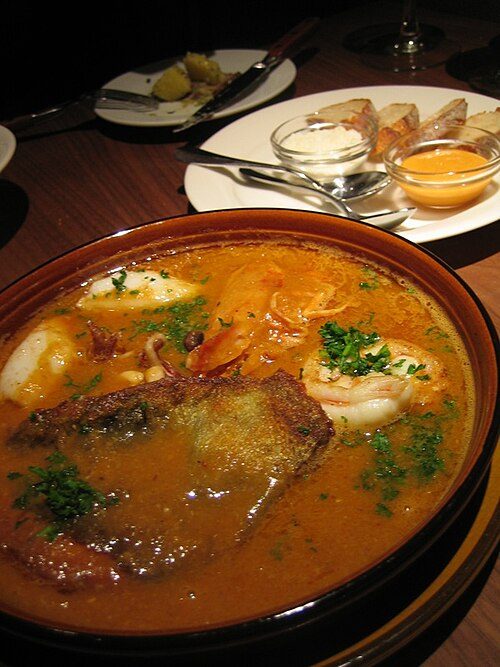 El suquet de peix, plato típico imprescindible al comer en Rosas